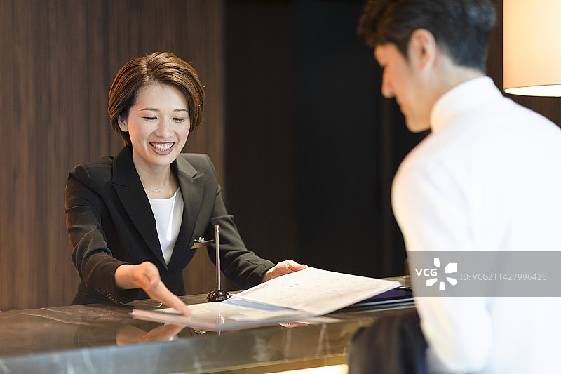 前台工作人员接待顾客图片素材