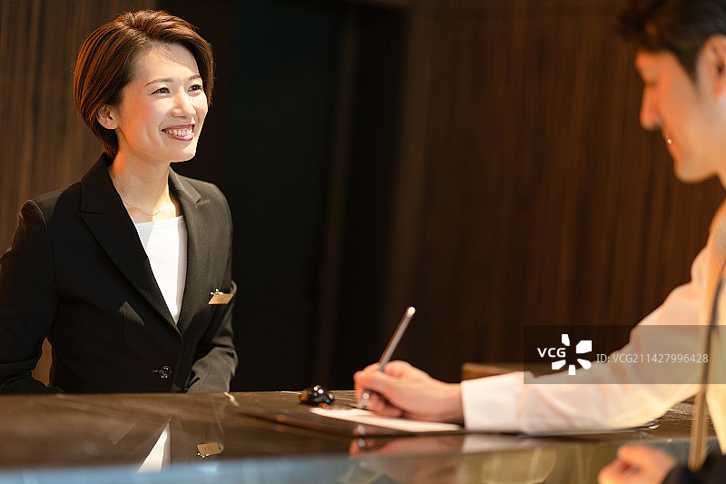 前台工作人员接待顾客图片素材