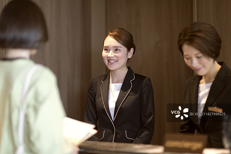 游客和酒店员工图片素材