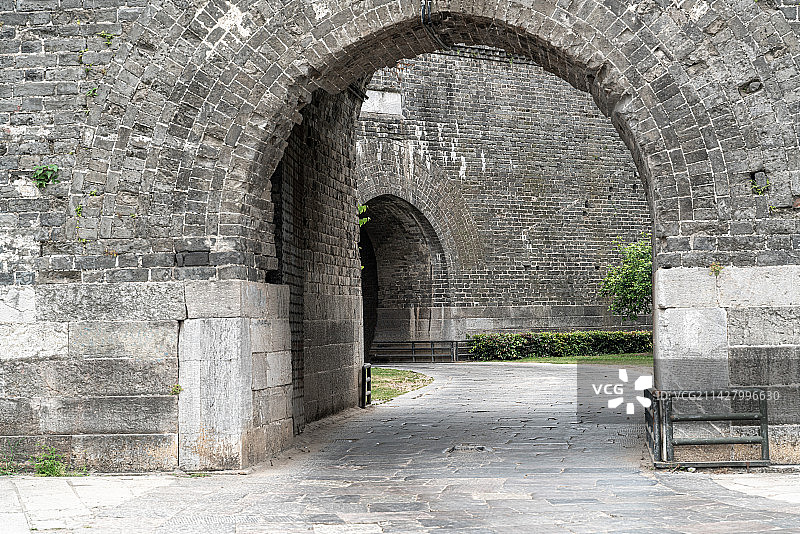 古城墙前的道路图片素材