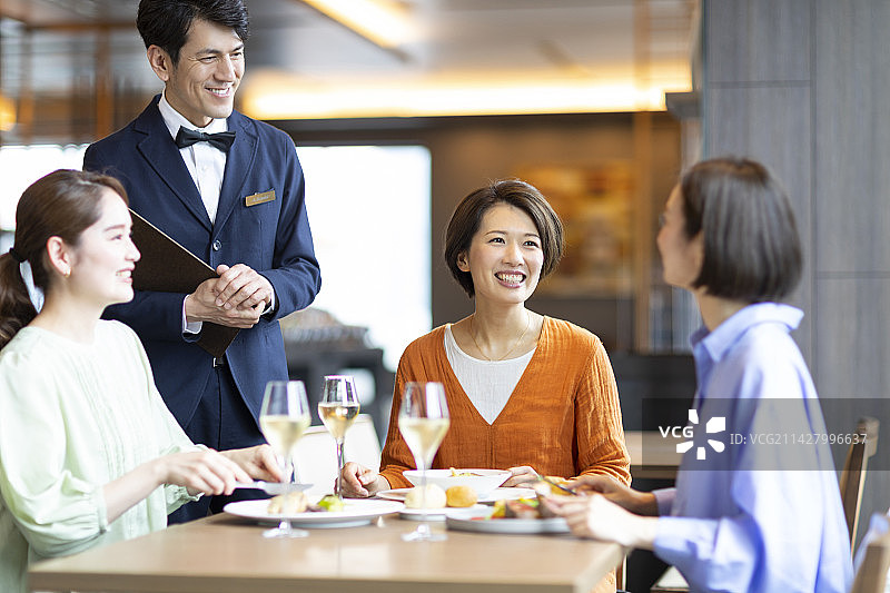 顾客与服务员愉快交谈图片素材