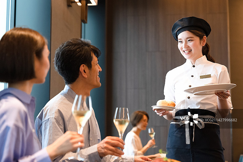 端食物的女服务员图片素材