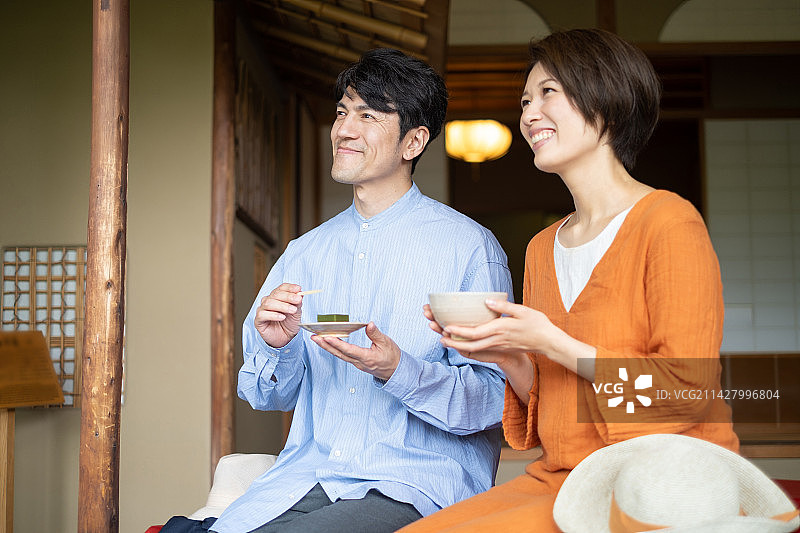 一对男女坐在长椅上图片素材