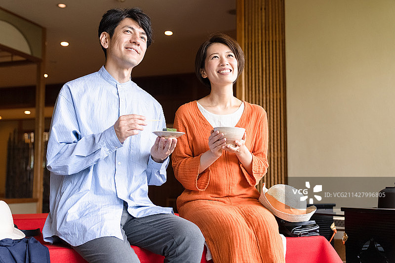 一对男女坐在长椅上图片素材