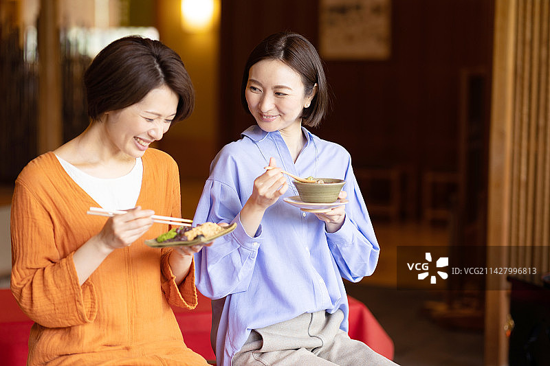 女人吃甜点图片素材