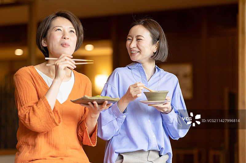 女人吃甜点图片素材