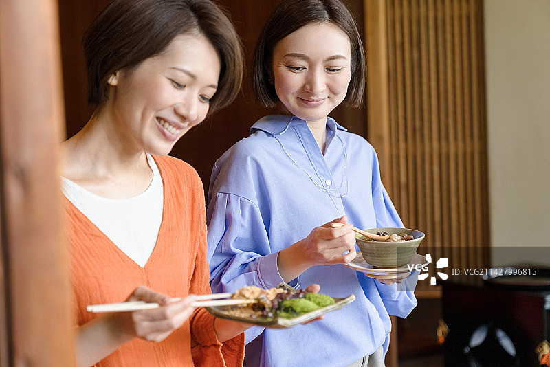 女人吃甜点图片素材