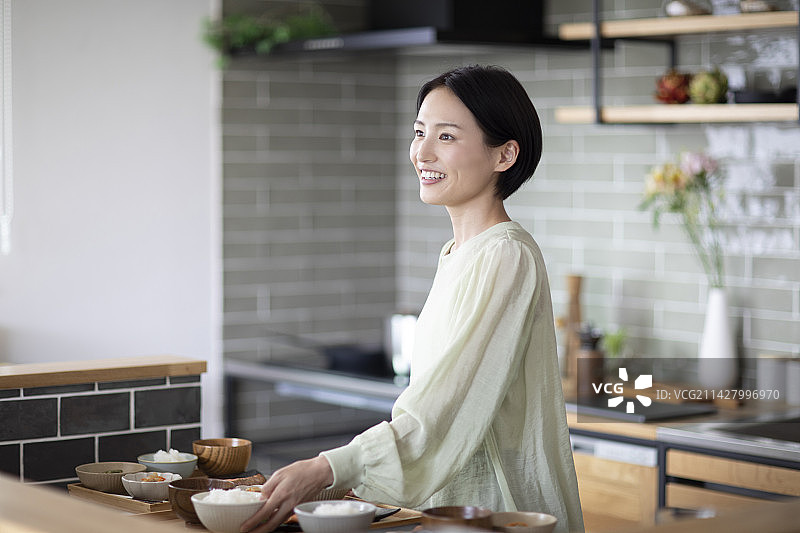 女人准备饭菜图片素材