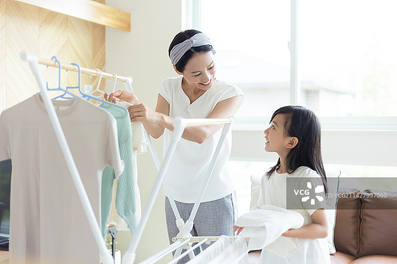 母亲和女儿叠衣服图片素材
