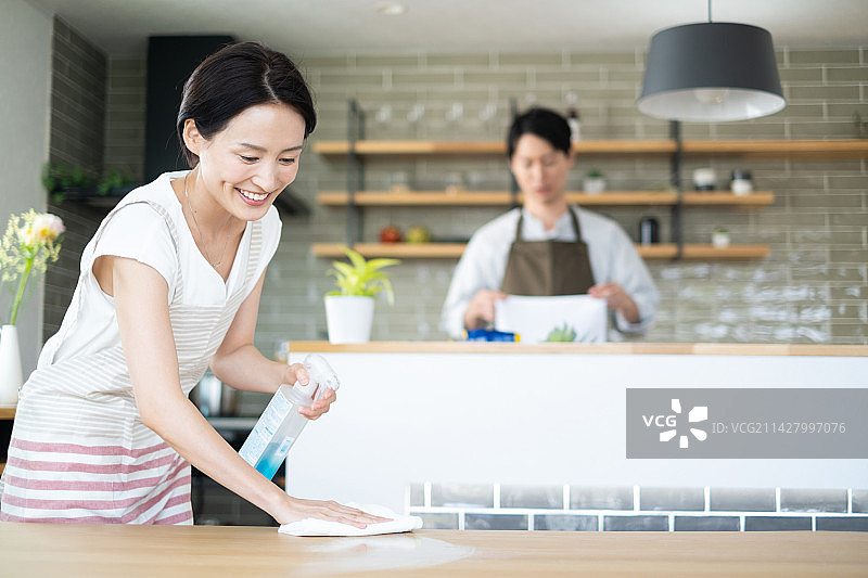 女人在打扫卫生图片素材