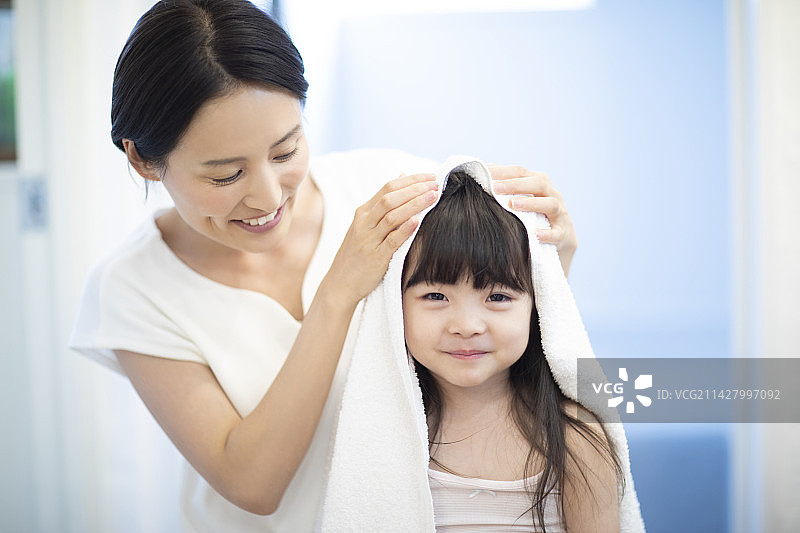 女孩擦拭头发图片素材
