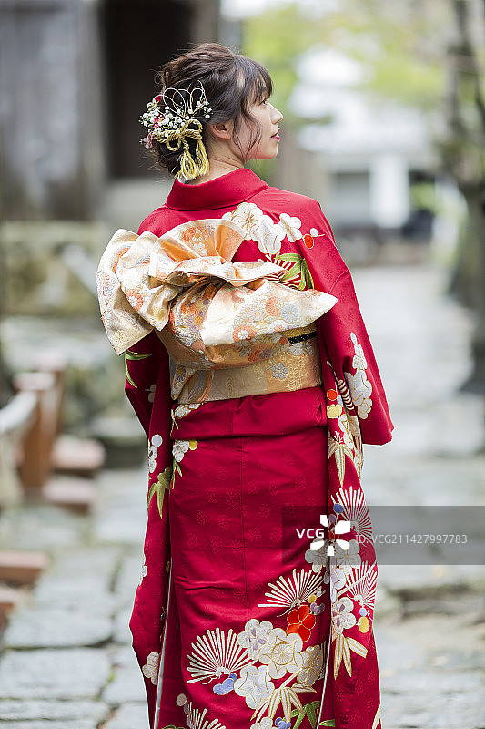 穿着和服的年轻女人图片素材