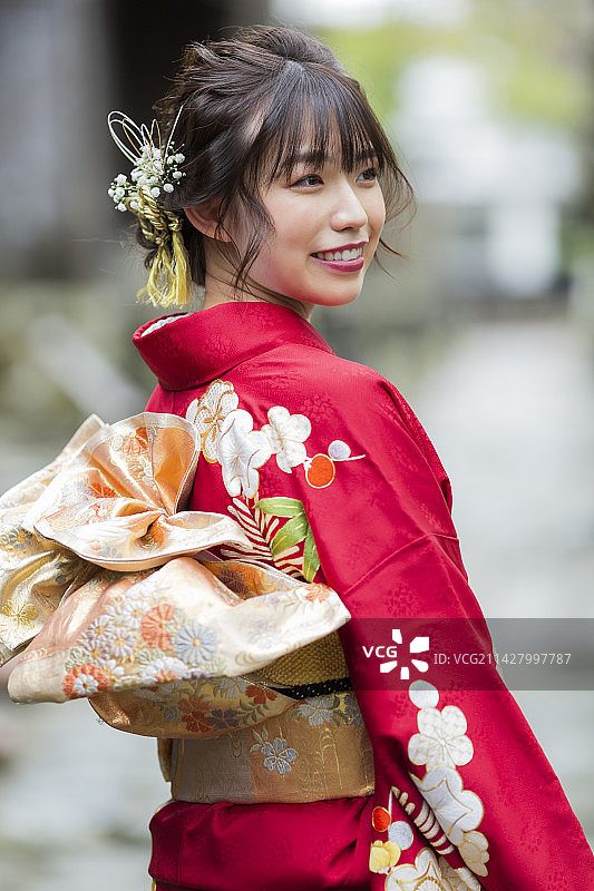 穿着和服的年轻女人图片素材