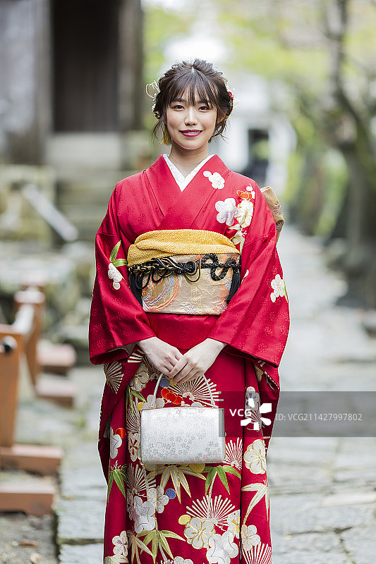 穿和服的年轻女子图片素材