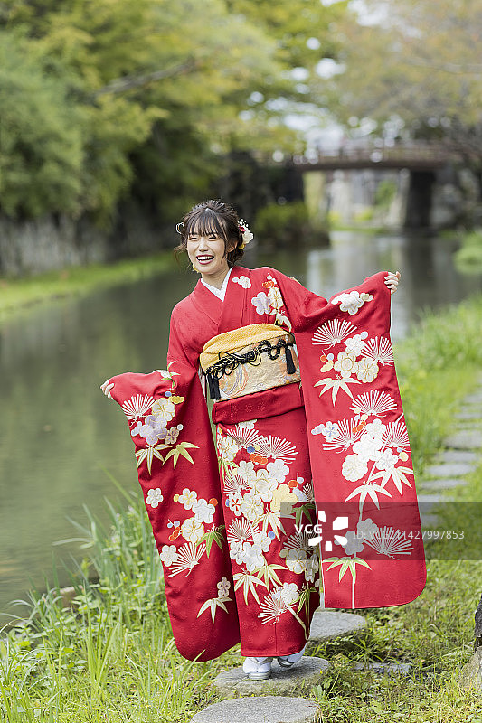 穿和服的年轻女子图片素材