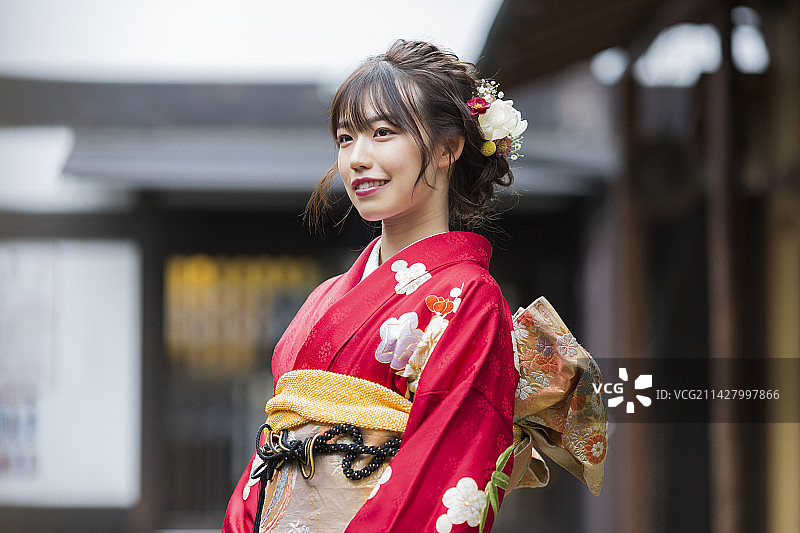 穿和服的年轻女子图片素材