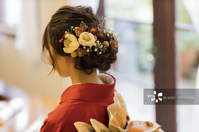 戴着发饰的穿着和服的女人图片素材