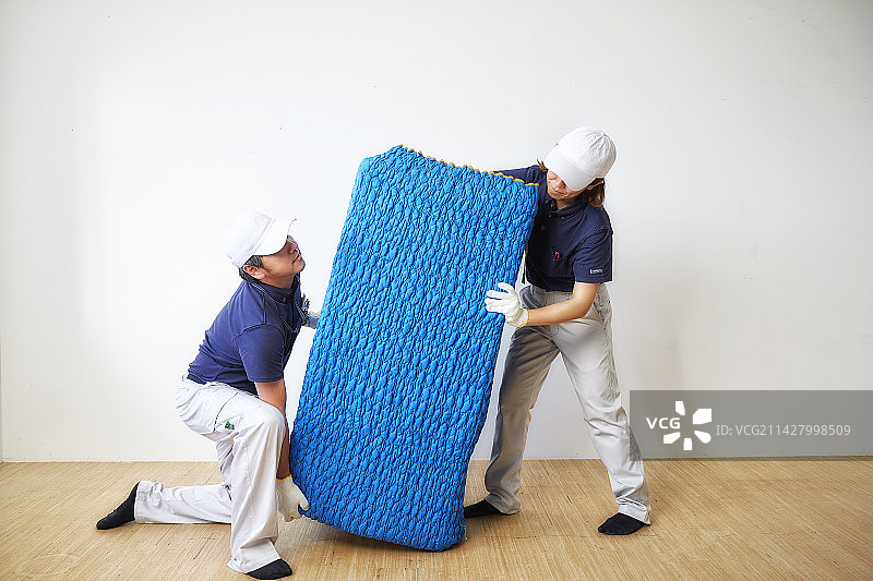 男女搬运工搬运家具图片素材