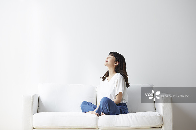 在沙发上深呼吸的女人图片素材