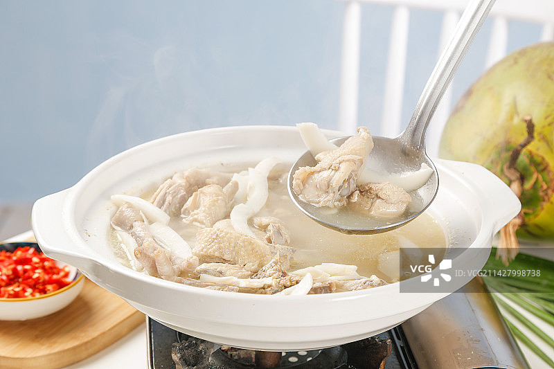 勺子上舀着椰子鸡图片素材