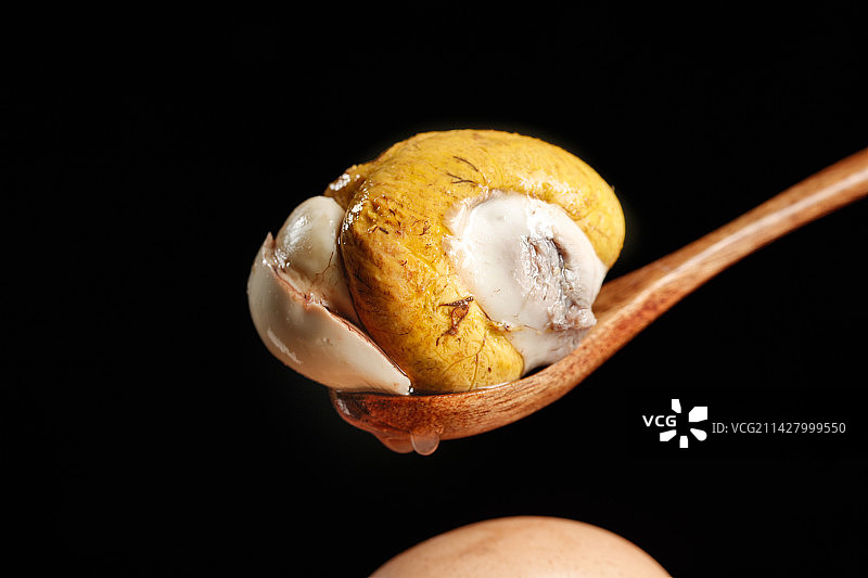 勺子上舀着活珠子图片素材