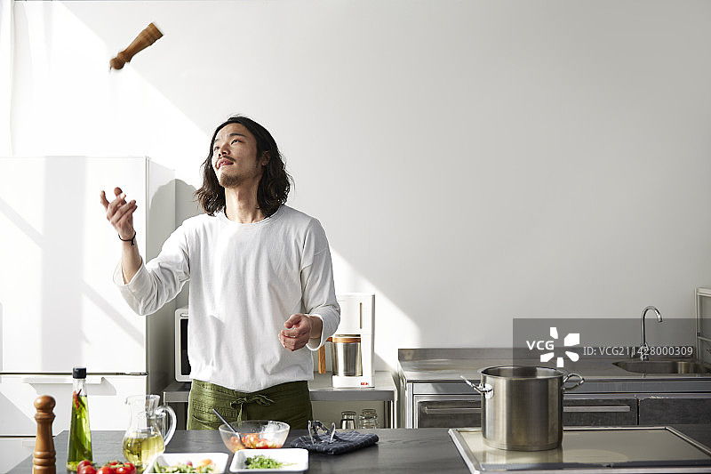 男人玩胡椒研磨器图片素材