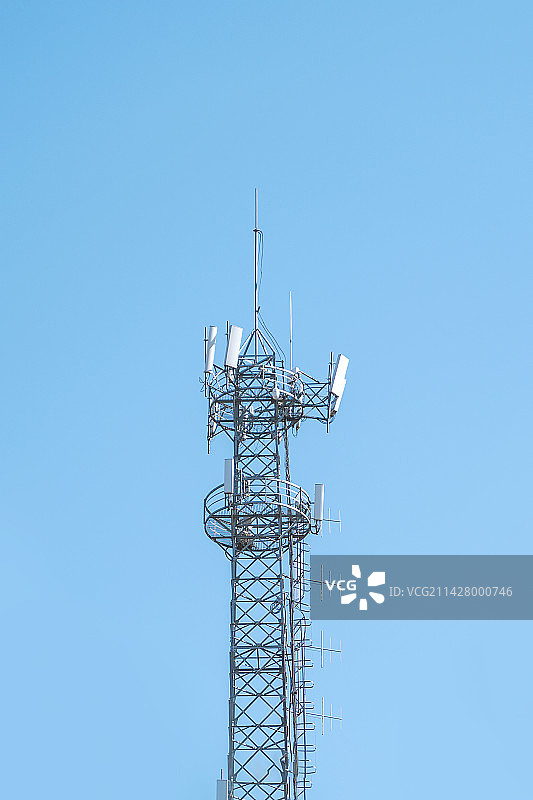 夏日蓝天下的信号塔图片素材