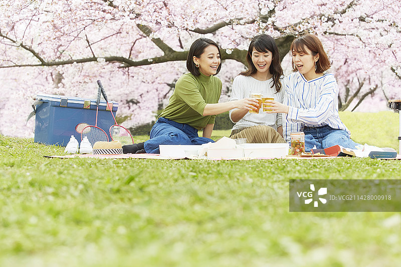 三名妇女观赏樱花图片素材