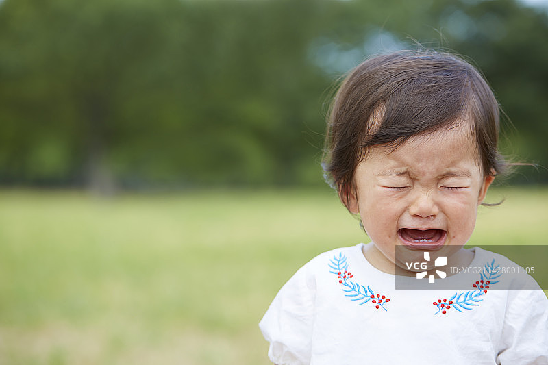 公园里哭泣的婴儿图片素材