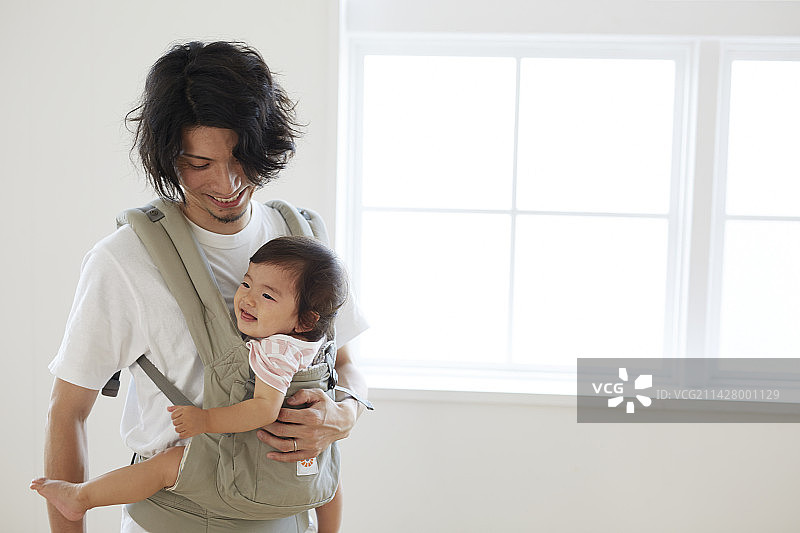 父亲在窗前抱着婴儿图片素材
