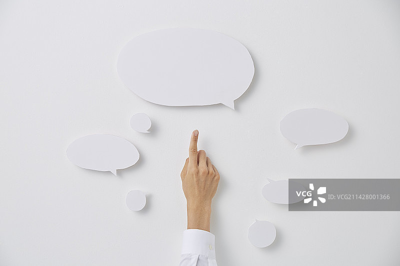 指向多个对话气泡的人手图片素材