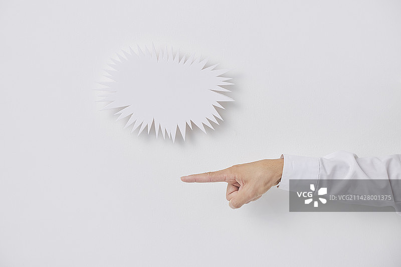 锯齿状的对话气泡和指向的手图片素材