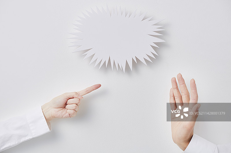 锯齿状气泡和搏斗的男女之手图片素材