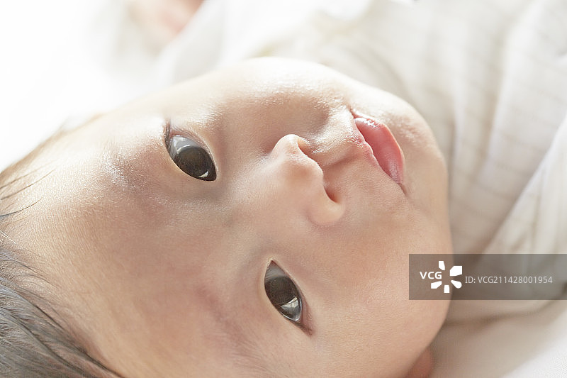 在白色床单上睡觉的婴儿图片素材