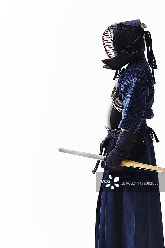 穿剑道服的男人摆出剑道姿势图片素材
