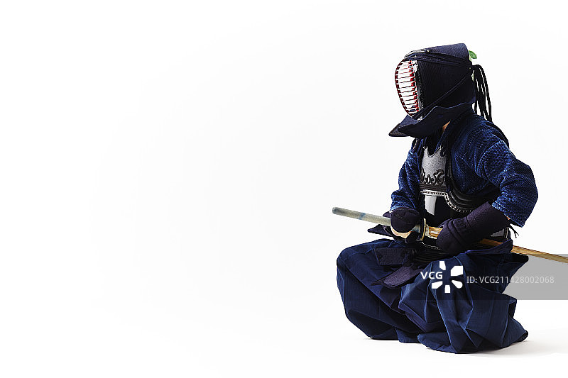 穿剑道服的男人摆出剑道姿势图片素材