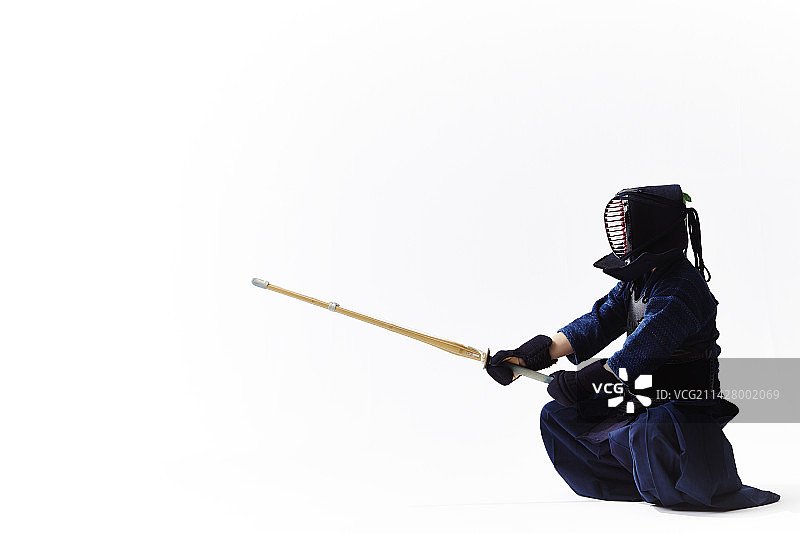 穿剑道服的男人摆出剑道姿势图片素材