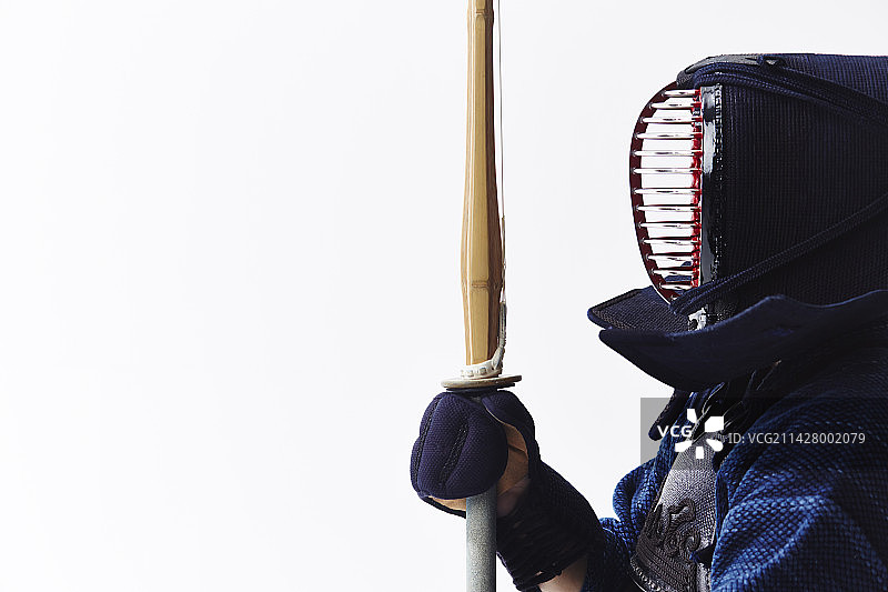 穿着剑道服摆出剑道姿势的男人图片素材