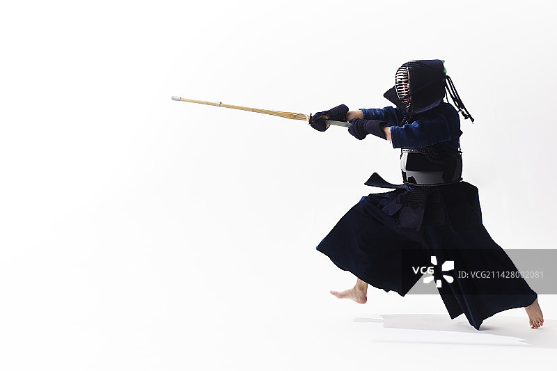 穿着剑道服的男人挥舞着竹刀图片素材