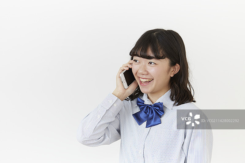 高中女生在沙发上使用iPad学习图片素材