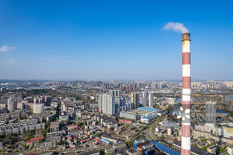 工业城市天空中的火电厂烟囱图片素材