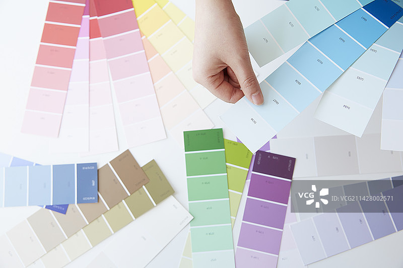 女性的手和凌乱的色卡图片素材