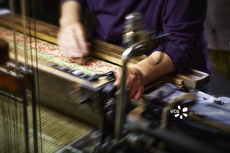 西阵织机与工匠之手图片素材