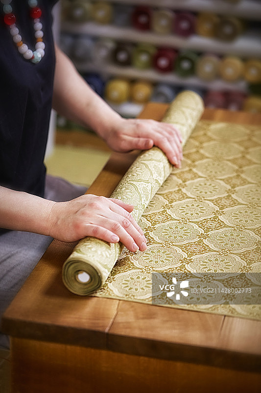 工匠缠绕西阵织锦图片素材