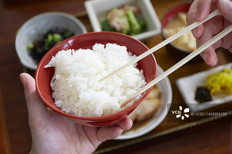 男人准备吃套餐的手图片素材