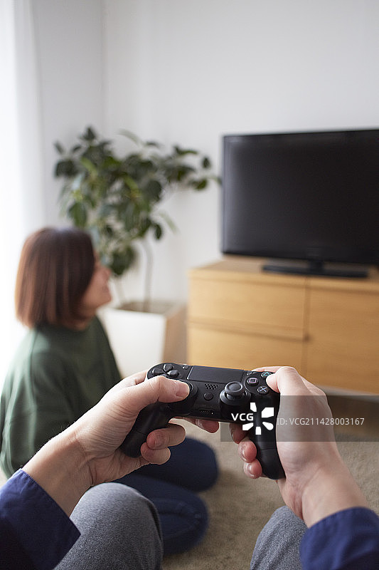 男人在客厅里和朋友一起玩电子游戏图片素材