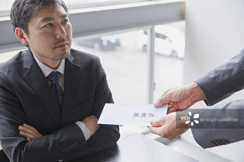 员工提交辞呈，老板对此不满意图片素材