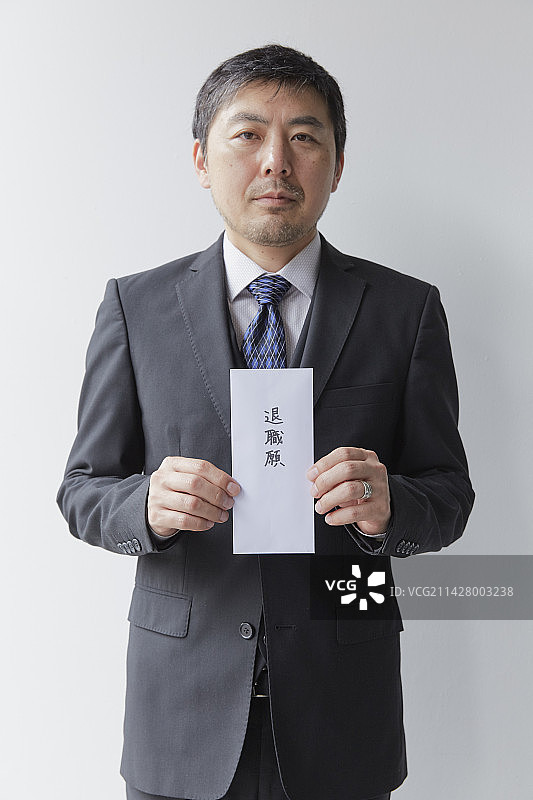 男员工拿着辞职通知图片素材
