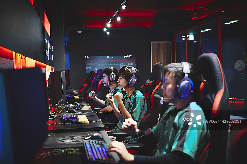 在电子竞技咖啡馆玩游戏的男性玩家团队图片素材
