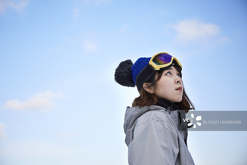 抬头望向天空的女人图片素材